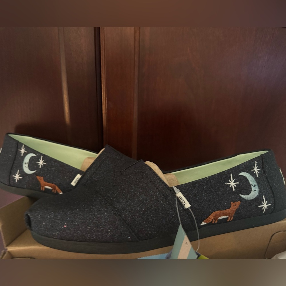 NWT Embroidered Fox Glittery Toms